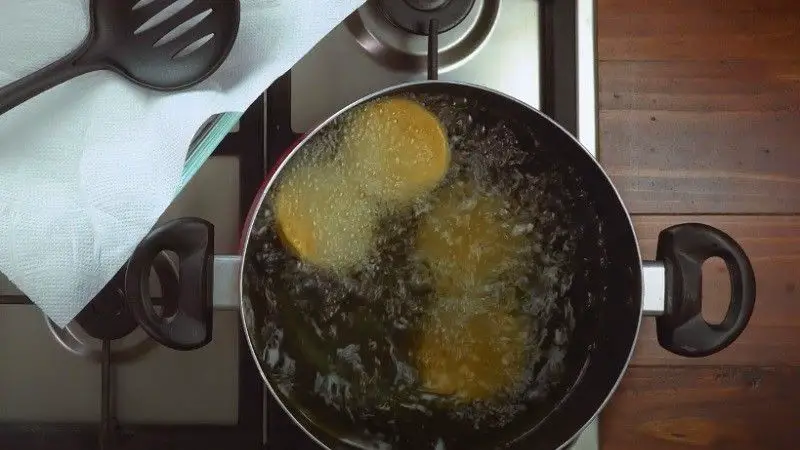 Freír en aceite sopaipillas con zapallo